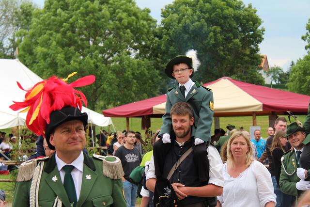 Auf den Schultern werden die neuen Könige ins Festzelt getragen.