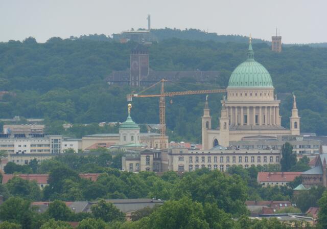Blick vom Belvedere auf dem Pfingstberg; links von der Nikolaikirche die Kuppel des Alten Rathauses mit dem vergoldeten Atlas, dahinter das Dach des Museums Barberini