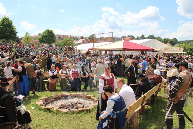 Wären die historischen Gruppen der Landauer Gilde nicht ins Landsknechtslager marschiert – die Teilnehmer es Festzugs hätten nicht alle Platz gefunden auf der Wiese hinter der Ehrentribüne.