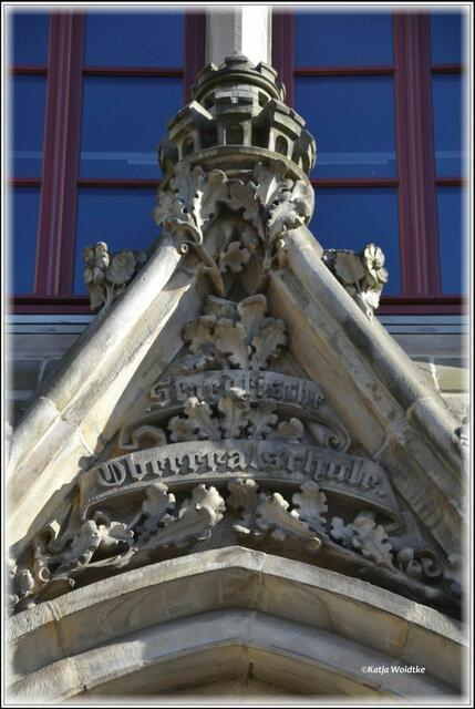 Am Portal der Lutherschule in Hannovers Nordstadt (Foto: Katja Woidtke)