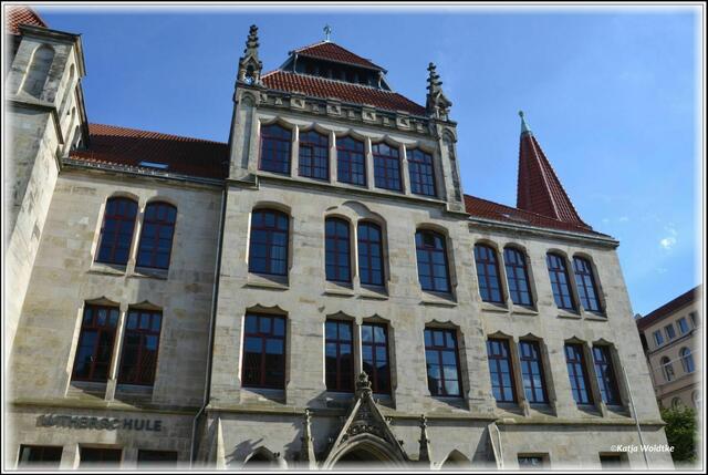Die Fassade der Lutherschule beherrscht den Platz um die Lutherkirche im Südosten (Foto: Katja Woidtke)