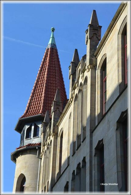 Die Lutherschule erinnert uns mit ihren Türmchen und Zinnen ein wenig an eine Burg (Foto: Katja Woidtke)
