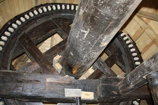 altes Kammrad und Flügelwelle, neue Holzzähne im Kammrad