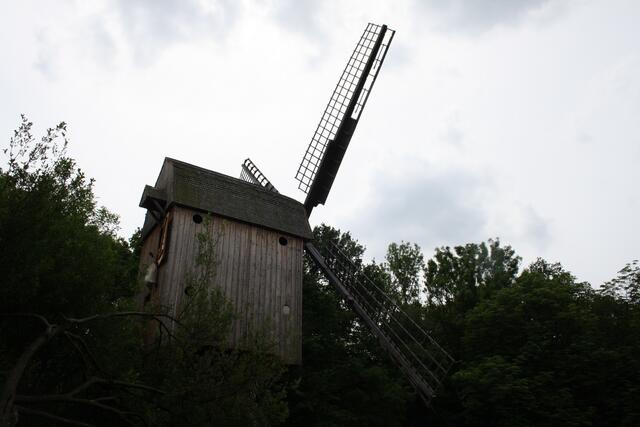 die Mühle ist von hohen Bäumen umgeben, ein Windbetrieb macht dort keinen Sinn