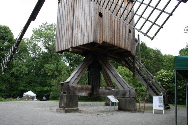 der "Bock" , auf dem das Gebäude ruht und gedreht wird, gab dieser Mühlen-Bauart seinen Namen: Bockwindmühle