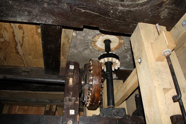 gut zu erkennen: neue Holzbauteile sind hell, die alten dunkel