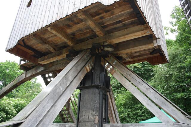 Blick von unten auf den Mühlenkasten