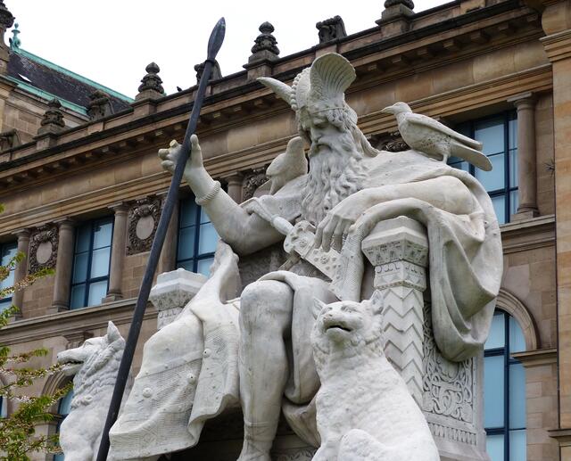 An der Rückseite des Landesmuseums hält Göttervater Wodan mit den Wölfen Geri und Freki und den Raben Huggin und Muddin Wacht. Doch die Zeit sämtlicher Götter scheint in einer immer aufgeklärteren Welt so nach und nach zu Ende zu gehen.