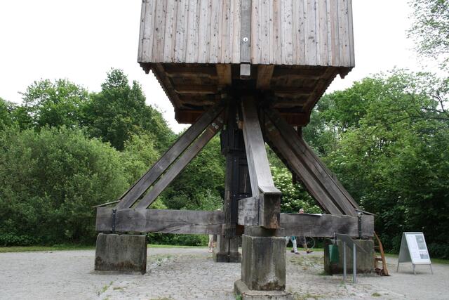 Der Mühlenbock ruht auf massiven Sandsteinblöcken