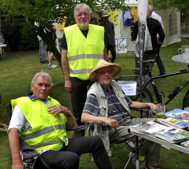 Vorstandsmitglieder nach dem anstrengendem Umzug am Infostand | Foto: G. Bargsten