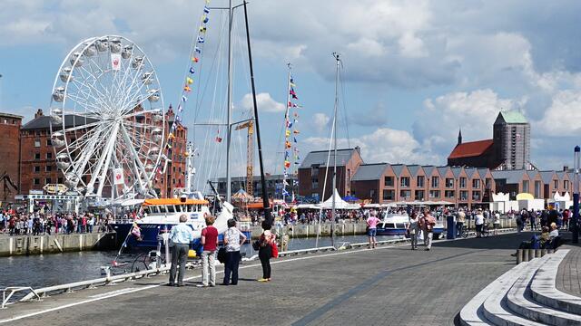 Das Riesenrad bot eine Gelegenheit, die Altstadt und den Hafen von oben zu sehen. Foto: Helmut Kuzina