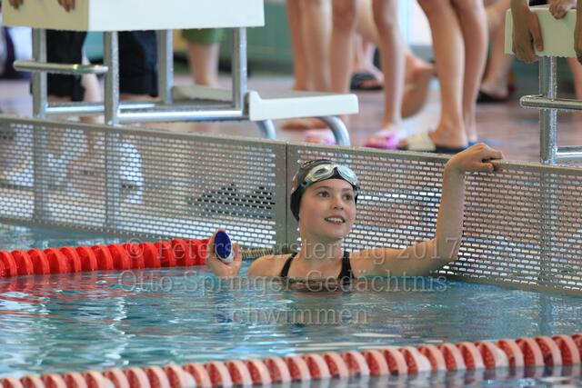 Anne Wagner gewann ihren Lauf über 200 m Freistil und bekam eine Prämie.