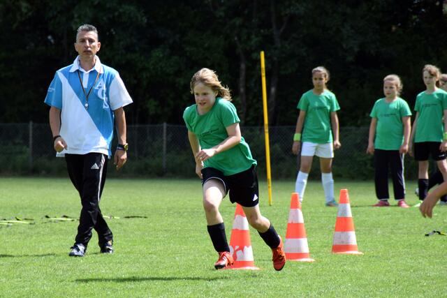 Laufübung beim Tag des Mädchenfußballs....