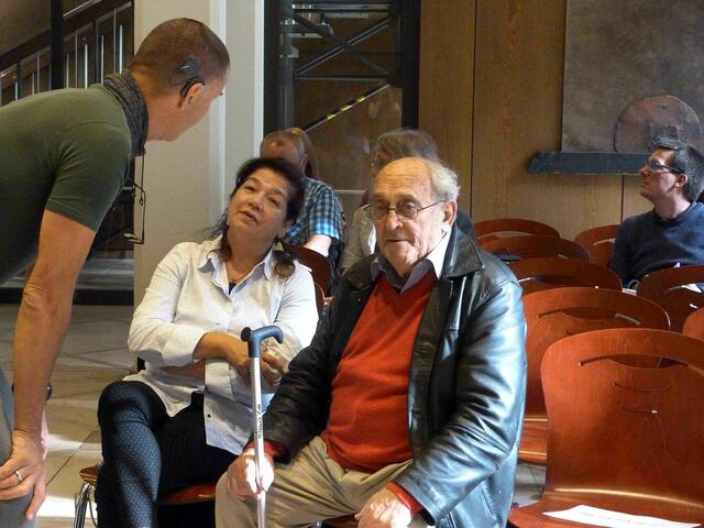 Denis Goldberg mit Begleitung im Gespräch