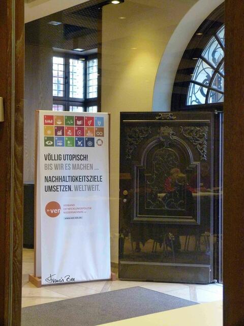 Das Plakat am eingang