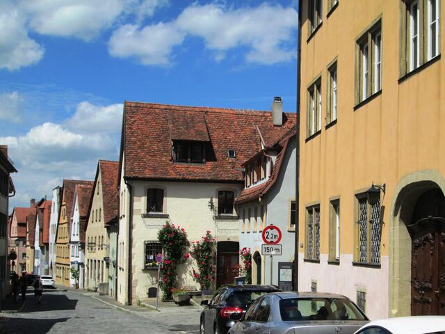 Straßenansicht mit Häusern dicht an dicht.