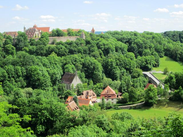 Unter dem Spitalhof innerhalb der Stadtmauer von Rothenburg sind die Mühlen im Taubertal und die Kobolzeller Kirche zu sehen.