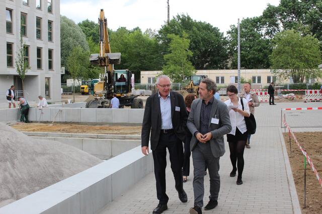 Hanfried Zimmermann (links), Vorstand in der Stephanus-Stiftung, begleitet Bezirksbürgermeister Sören Benn bei einem Rundgang durch die neue Gemeinschaftsunterkunft in Berlin-Buch.