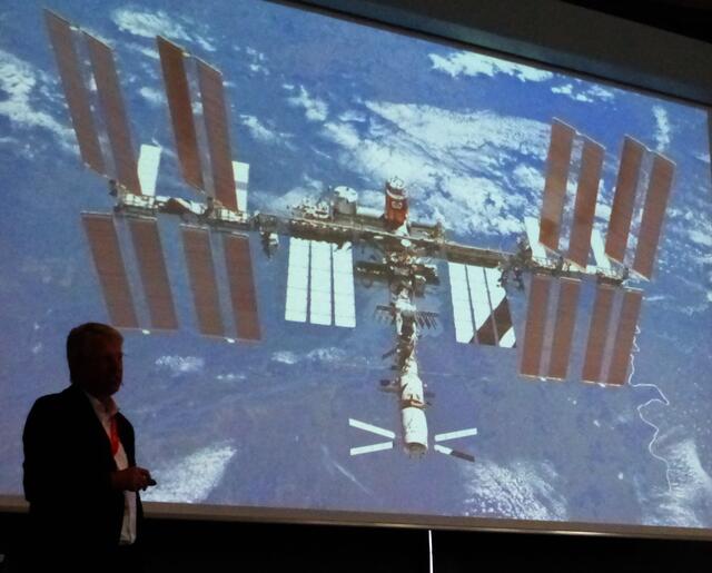 Auf beiden Stationen hat er sich jeweils ein halbes Jahr aufgehalten, 400 Kilometer über dem Erdboden. Hier die ISS.