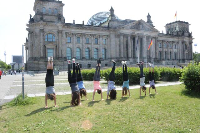 Die Rhönradturnerinnen vor dem Reichstag
