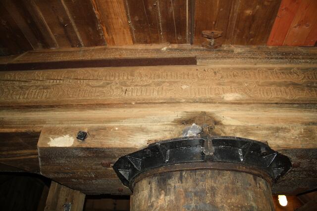 Hammerbalken auf dem Hausbaum, die Inschrift zeugt von der Sanierung im Jahre 1783
