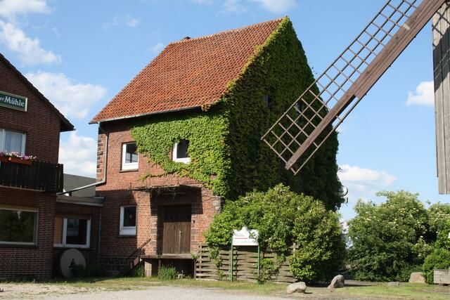 die 1948 errichtete Motormühle neben der Sorgenser Bockwindmühle