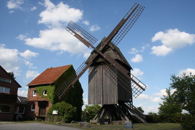 Bockwindmühle Sorgensen, links dahinter die 1948 zur Unterstützung errichtete Motormühle