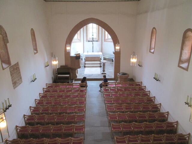 Blick durch das Langschiff zum Chor der Martinskirche auf dem Christenberg.