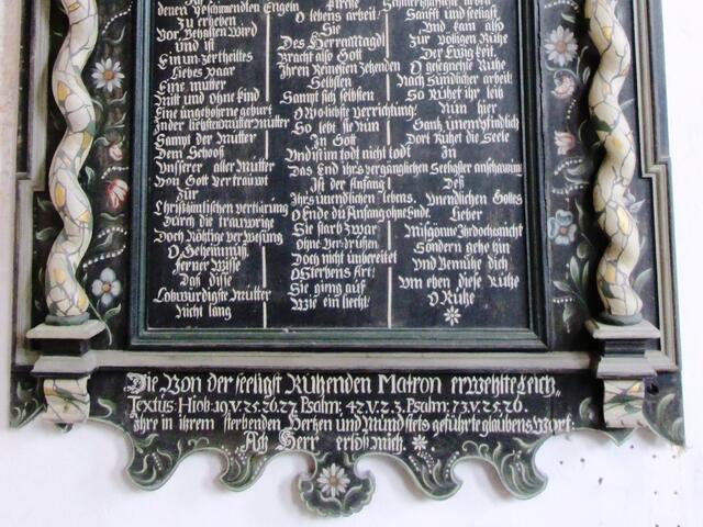 Details aus der über 300 Jahre alten Gedenktafel für die Pfarrfrau Anna Christina Manger. Sie ist in der Martinskirche auf dem Christenberg zu bewundern und gibt an, welche Verse die verstorberne Anna Christina Manger als Leichentexte gewählt hatte.
