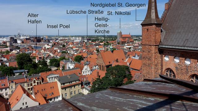 Der Blick über die Altstadt mit St. Nikolai bis zum Hafen- und Industriegebiet. Foto/Grafik: Helmut Kuzina