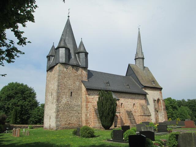 Links der Wehrtum, rechts der später angebaute Chorraum. Dazwischen das Langschiff der Martinskirche auf dem Christenberg.