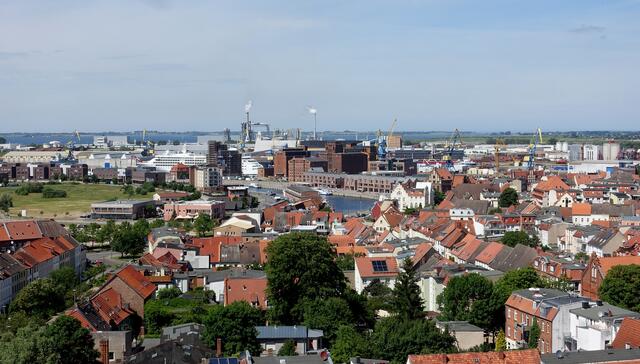 Beeindruckend ist die Sicht auf die unverwechselbare Altstadt, das Hafen- und Industriegelände sowie die Wismarbucht. Foto: Helmut Kuzina