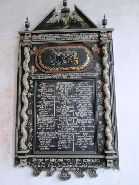 Die Gedenktafel für Anna Christina Manger in der Martinskirche auf dem Christenberg bei Münchhausen. Die Pfarrerstochter heiratete mit 19 Jahren und wurde 37 Jahre alt.