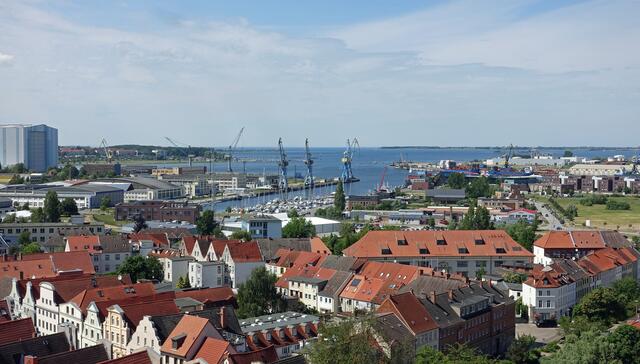 Stadtpanorama von der Werfthalle bis zum Seehafen. Foto: Helmut Kuzina