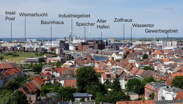 Beeindruckend ist die Sicht auf die unverwechselbare Altstadt, das Hafen- und Industriegelände sowie die Wismarbucht. Foto/Grafik: Helmut Kuzina