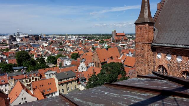 Der Blick über die Altstadt mit St. Nikolai bis zum Hafen- und Industriegebiet. Foto: Helmut Kuzina