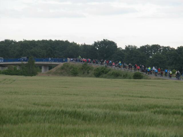 ...Die Brücke bei Sorgensen .... und der 1. Teil der Radler...