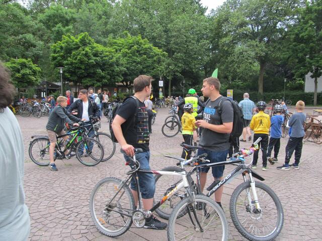 ab 17 Uhr Programm auf dem Spittaplatz, die Radler treffen so nach und nach ein...