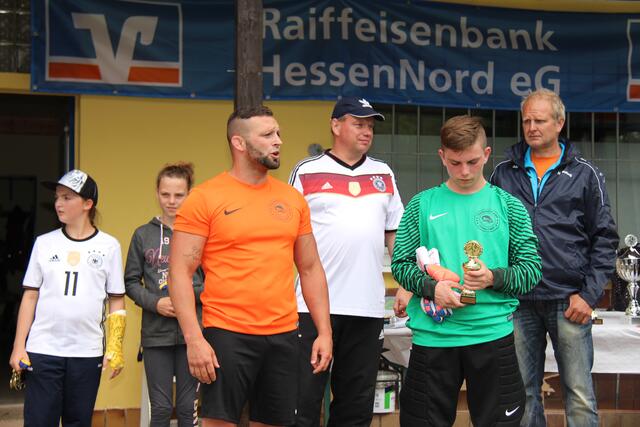 Sie geben den Fair-Play-Pokal weiter...