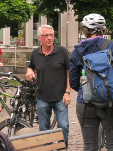 Bürgermeister Baxmann trifft mit seinem Rad ein....
