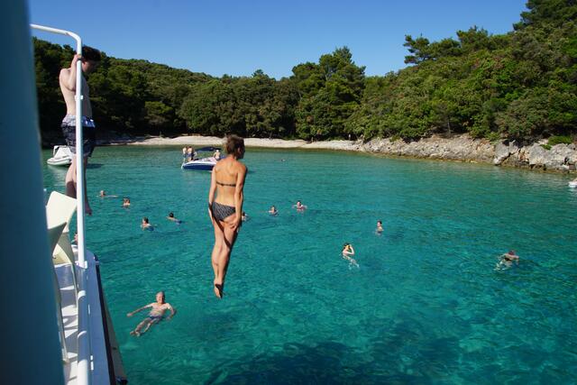 wunderschöne Badebuchten mit kristallklarem Wasser