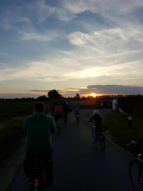 ..Radtour in die untergehende Sonne....