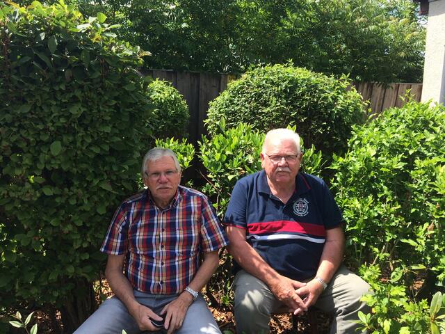 Heinz Bessel und Willi Ische suchen sich ein "schattiges Plätzchen" während der Siegerehrung!
