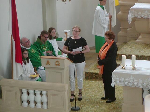 Petra Theißen überbringt Glückwünsche (Foto: Lydia Heinbächer)