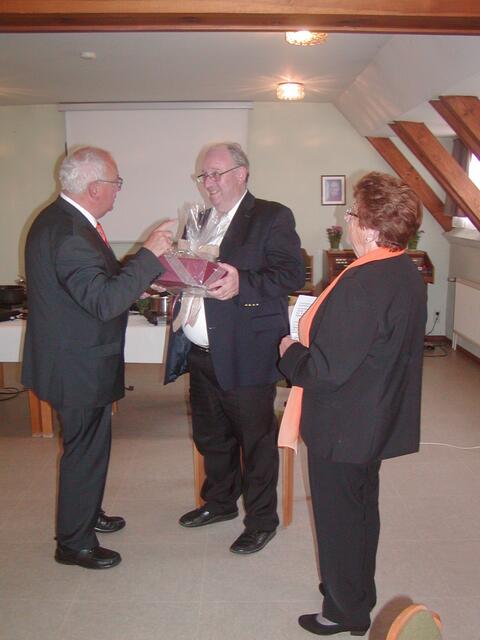 Chorleiter Reinhold Mößer, Pfarrer Hummel und Frau Schmidt (Foto: Lydia Heinbächer)