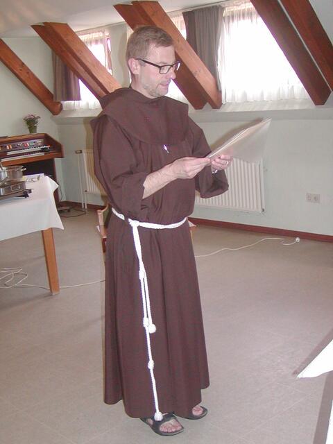 Pater Josua nimmt die Ehrungen vor (Foto: Lydia Heinbächer)