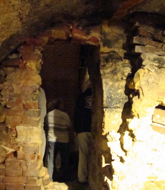 Durch diese schmale Gasse muss man gehen