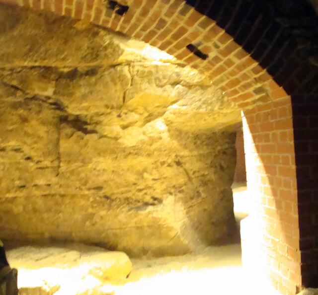 60 Räume im Bereich des Labyrinths blieben sich selbst überlassen und wurden in großem Ausmaß mit Bauschutt, Beton, Sand, Schrott und Müll verfüllt.
