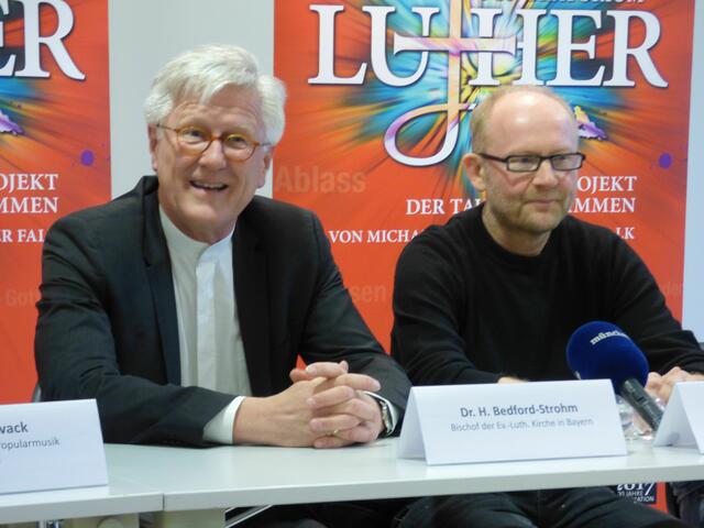 Landesbischof Heinrich Bedford Strom und Komponist Dieter Falk bei der Pressekonferenz