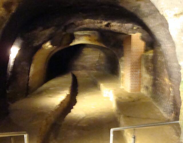 So erzielte man ein  süffigeres und länger lagerfähiges Getränk. Denn jetzt durfte die Temperatur beim Gärprozess die 10 Grad Celsius nicht überschreiten. Bedingungen, die der Felsenkeller mit 8 Grad Celsius noch heute bietet.